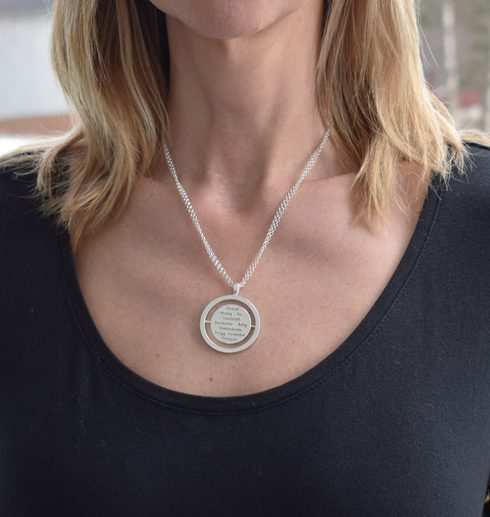 words4 Runt silverhalsband med 10st ord på kvinna utomhus