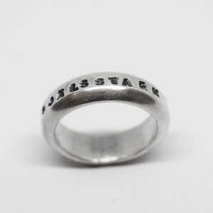 silverring med texten själsstark