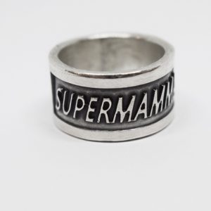 silverring med vit bakgrund med texten SUPERMAMMA