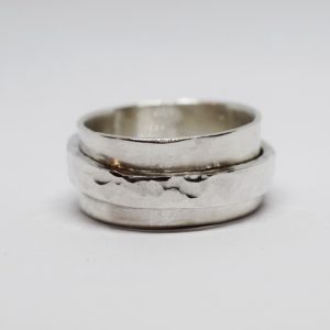 silverring på vit bakgrund