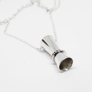 Silverhalsband med text på vit bakgrund